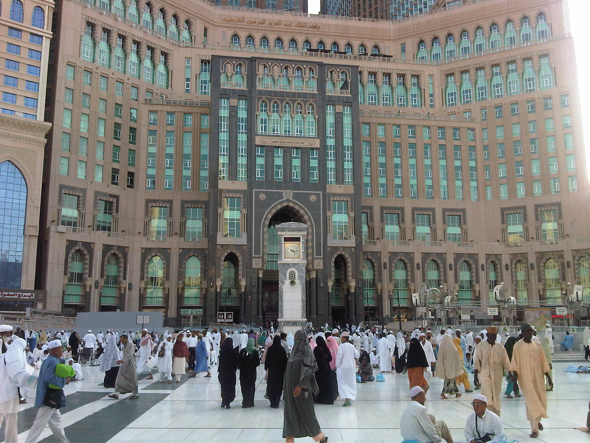Башня в мекке. Абрадж Аль-Бейт Мекка. Часовая башня Абрадж Аль-Бейт. Makkah Royal Clock Tower. Абрадж Аль-Бейт Мекка внутри.